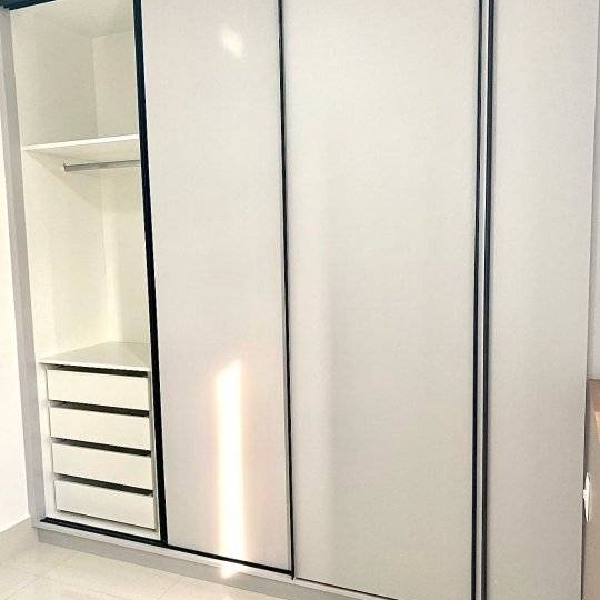 Guarda-roupa e closet planejado branco com portas de correr, gaveteiro interno e cabideiro