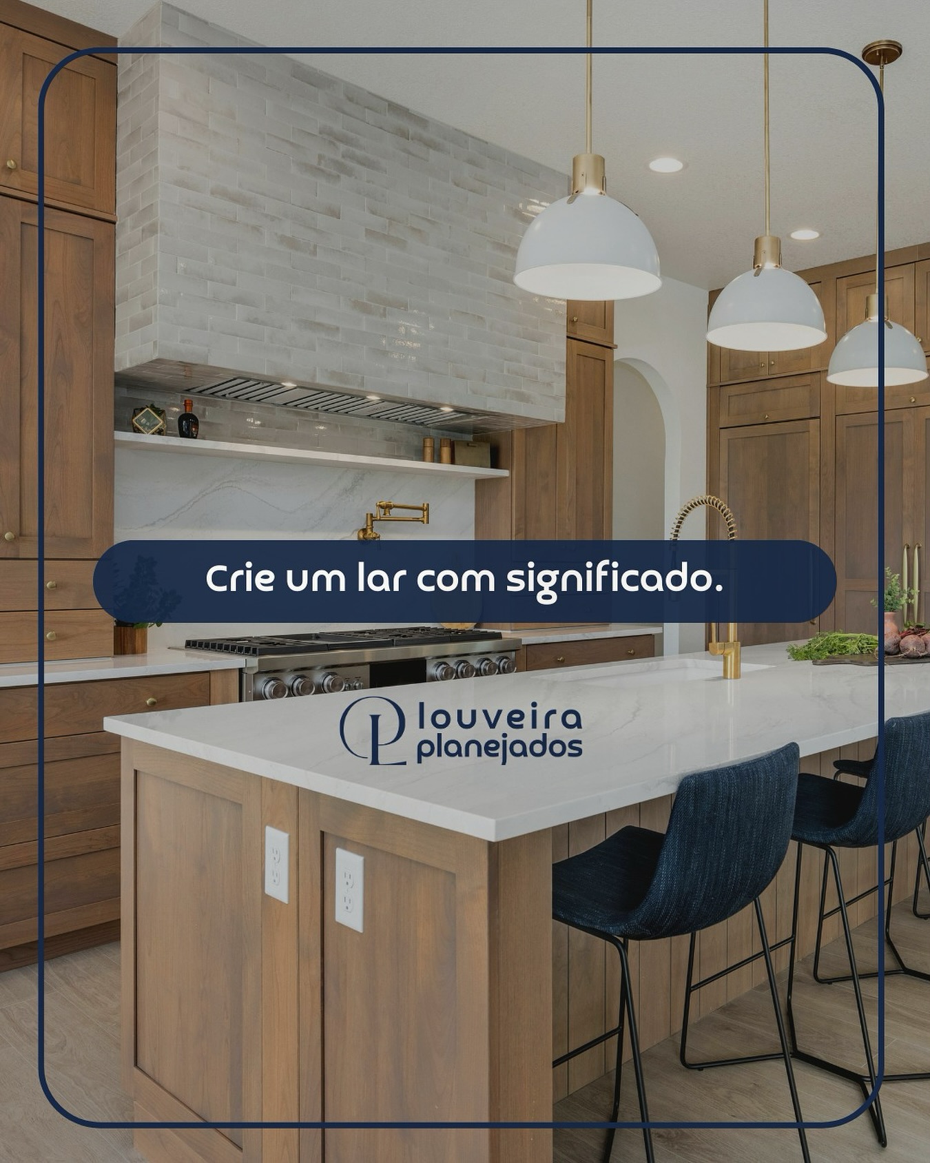 Projeto de cozinha planejada de alto padrão da Louveira Planejados com bancada em mármore e armários amadeirados